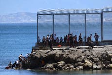 España: Unos 3.000 marroquíes llegan nadando a Ceuta