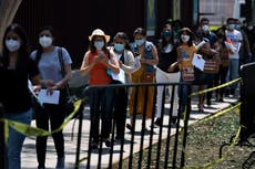 México vacuna a maestros contra COVID para reabrir escuelas