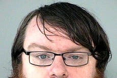 Hombre en Texas es acusado de torturar y matar a sus 4 gatos