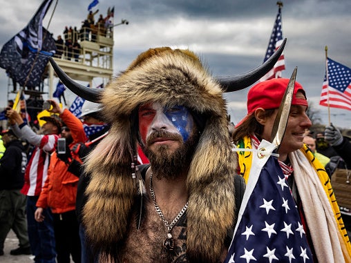 “QAnon Shaman” comparte un video de un robo de muffins como su defensa