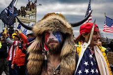 Se ordenó al chamán QAnon someterse a un examen de salud mental