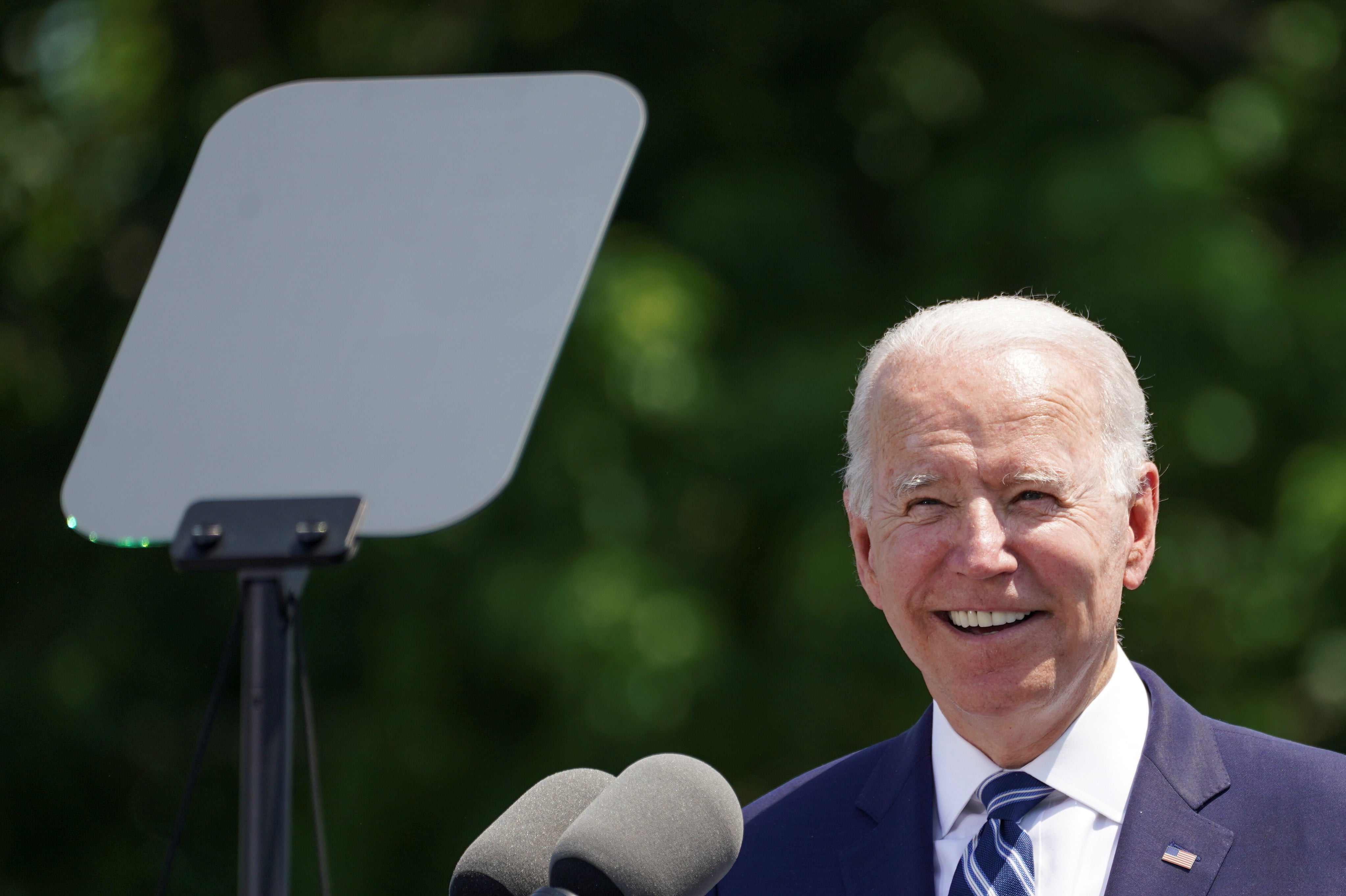 “Son una clase muy aburrida... El sol les está afectando”, bromea Biden después de que el chiste se quedara sin efecto en la graduación de la Guardia Costera