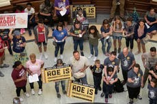 Texas prohíbe el aborto posterior a seis semanas y elimina la excepción para víctimas de violación