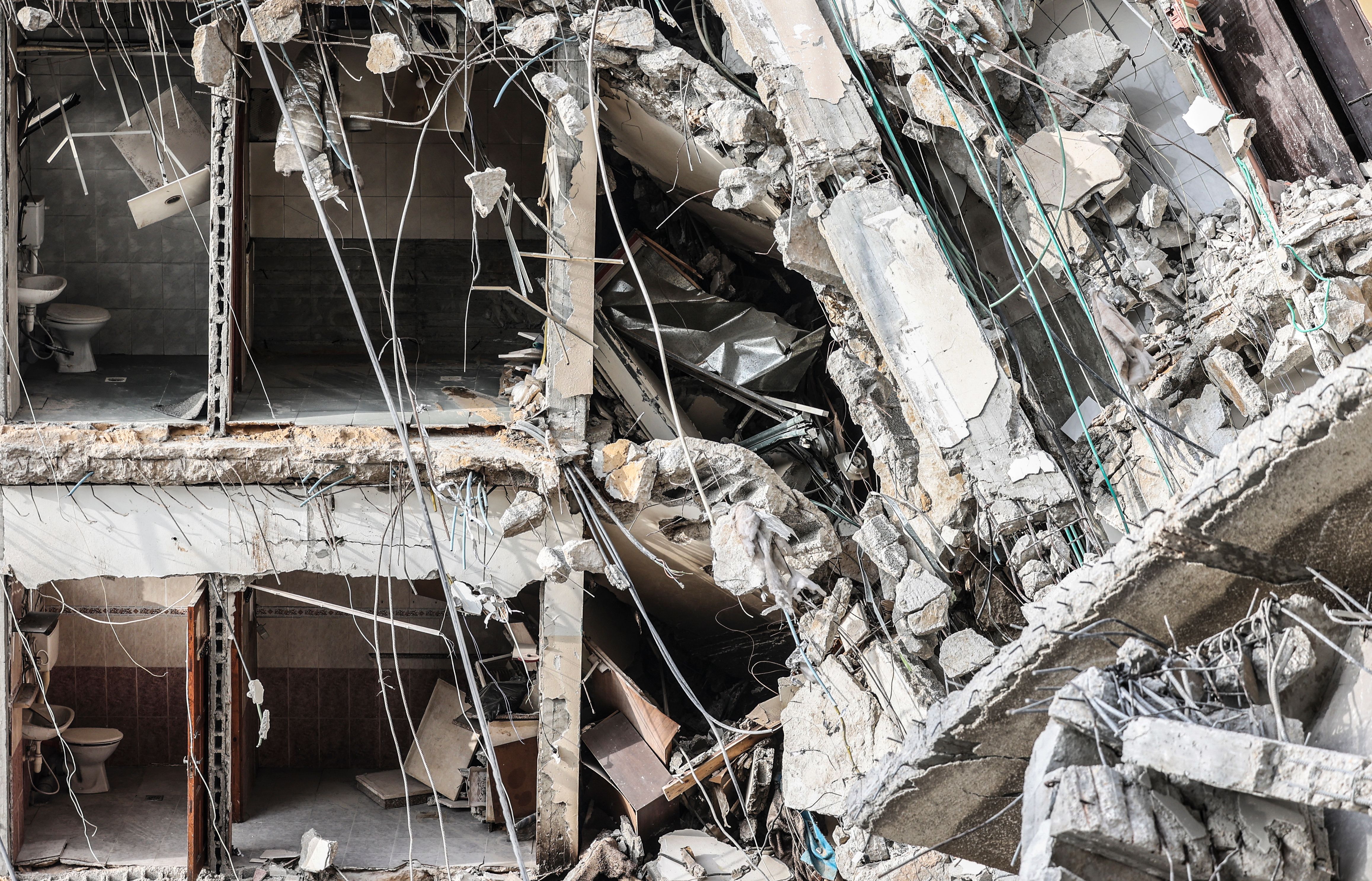 “Estaba rodeado de muerte”: padre de Gaza rescatado de los escombros tras la muerte de su esposa y cuatro hijos
