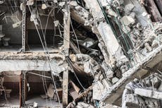 “Estaba rodeado de muerte”: padre de Gaza rescatado de los escombros tras la muerte de su esposa y cuatro hijos