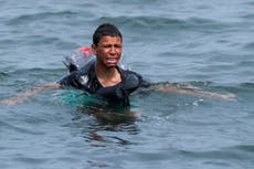 Niño migrante intenta llegar a Ceuta utilizando botellas de plástico