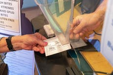 Google: Búsquedas de tarjetas falsas de vacuna COVID aumentan tras nuevas medidas de los CDC