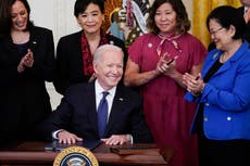 Biden firma ley contra crímenes de odio hacia asiáticos
