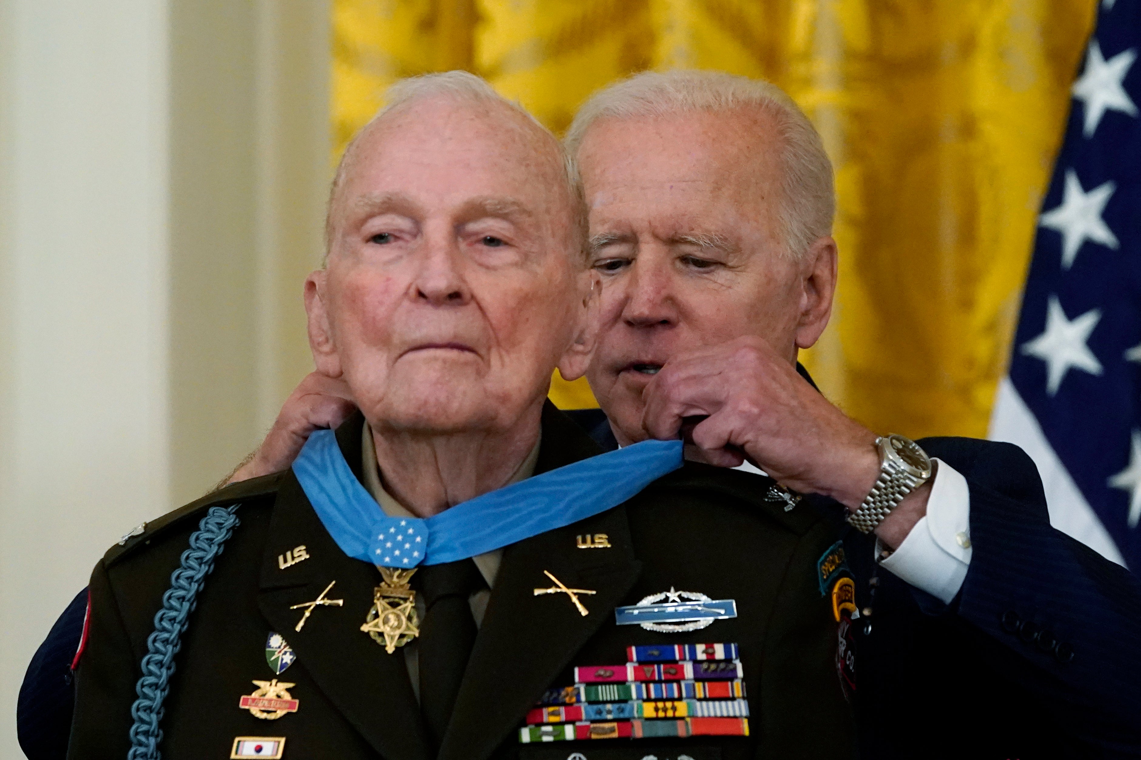 Joe Biden otorga su primera Medalla de Honor al veterano de la Guerra de Corea que bromeó: “¿Por qué tanto alboroto?”