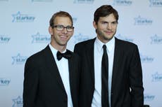 El gemelo de Ashton Kutcher dice estuvo “enojado” porque su hermano reveló su diagnóstico de parálisis cerebral