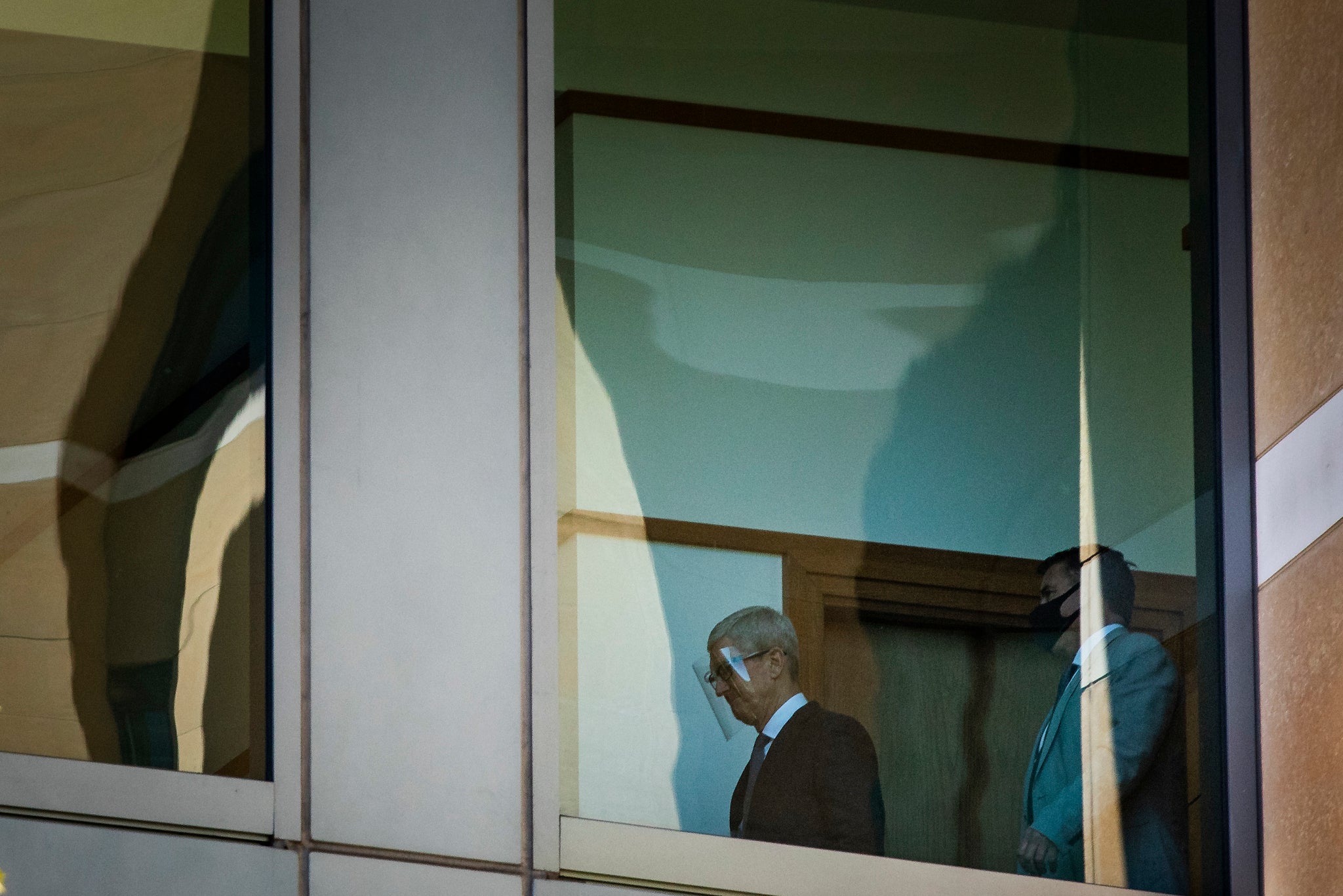 Tim Cook defiende a Apple en un juicio que podría decidir el futuro de los iPhones