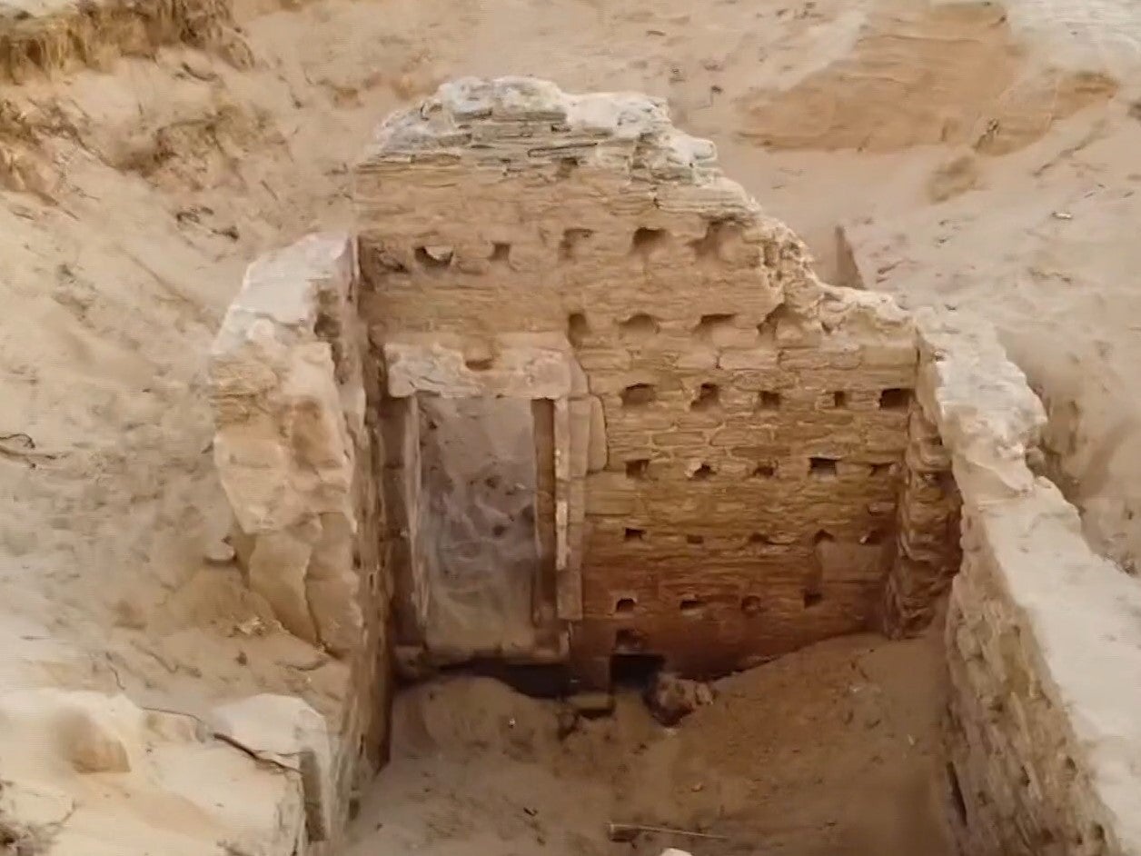 Un antiguo complejo de baños romanos descubierto bajo las dunas de Caños de Meca (España)