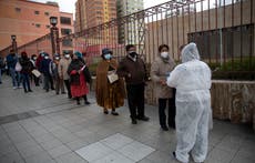 Nueva ola de COVID golpea a Bolivia y obliga restricciones 