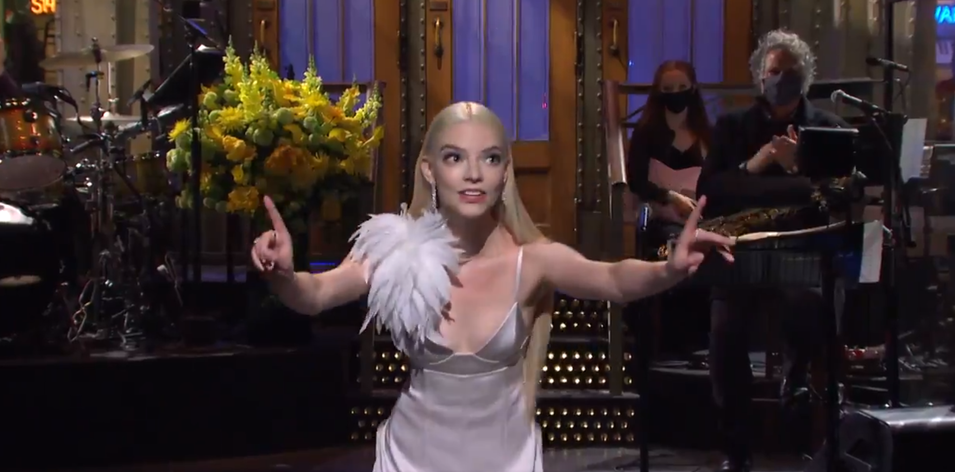 Anya Taylor-Joy se burla del frenesí por el ajedrez provocado por The Queen’s Gambit en Saturday Night Live