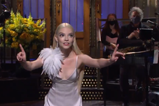 Anya Taylor-Joy se burla del frenesí por el ajedrez provocado por The Queen’s Gambit en Saturday Night Live