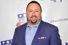 Jason Miller, exasesor de Trump, fue condenado a pagar 42 mil dólares por honorarios legales tras una demanda fallida por difamación