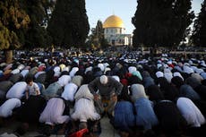 Policía israelí escolta a judíos que visitaban Al-Aqsa