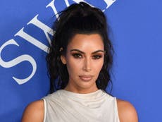 Crítican a Kim Kardashian por “apropiación cultural” luego de usar aretes en una sesión de fotos
