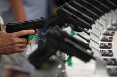 Aprueban en Texas un proyecto de ley que permite a los residentes portar armas de fuego sin una licencia o verificación de antecedentes