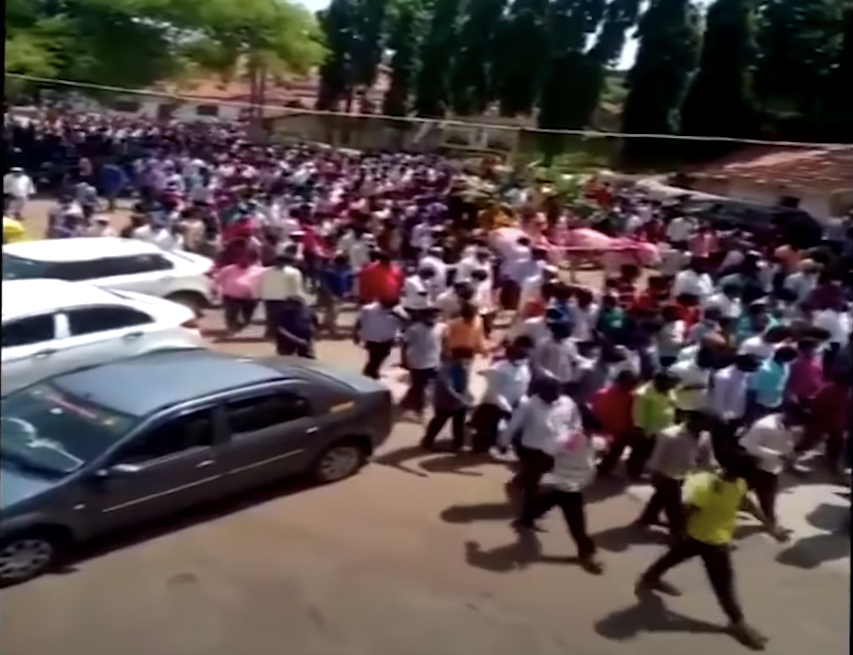 India: Cientos de personas rompen las reglas contra el covid para asistir al funeral de un caballo