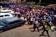 India: Cientos de personas rompen las reglas contra el covid para asistir al funeral de un caballo