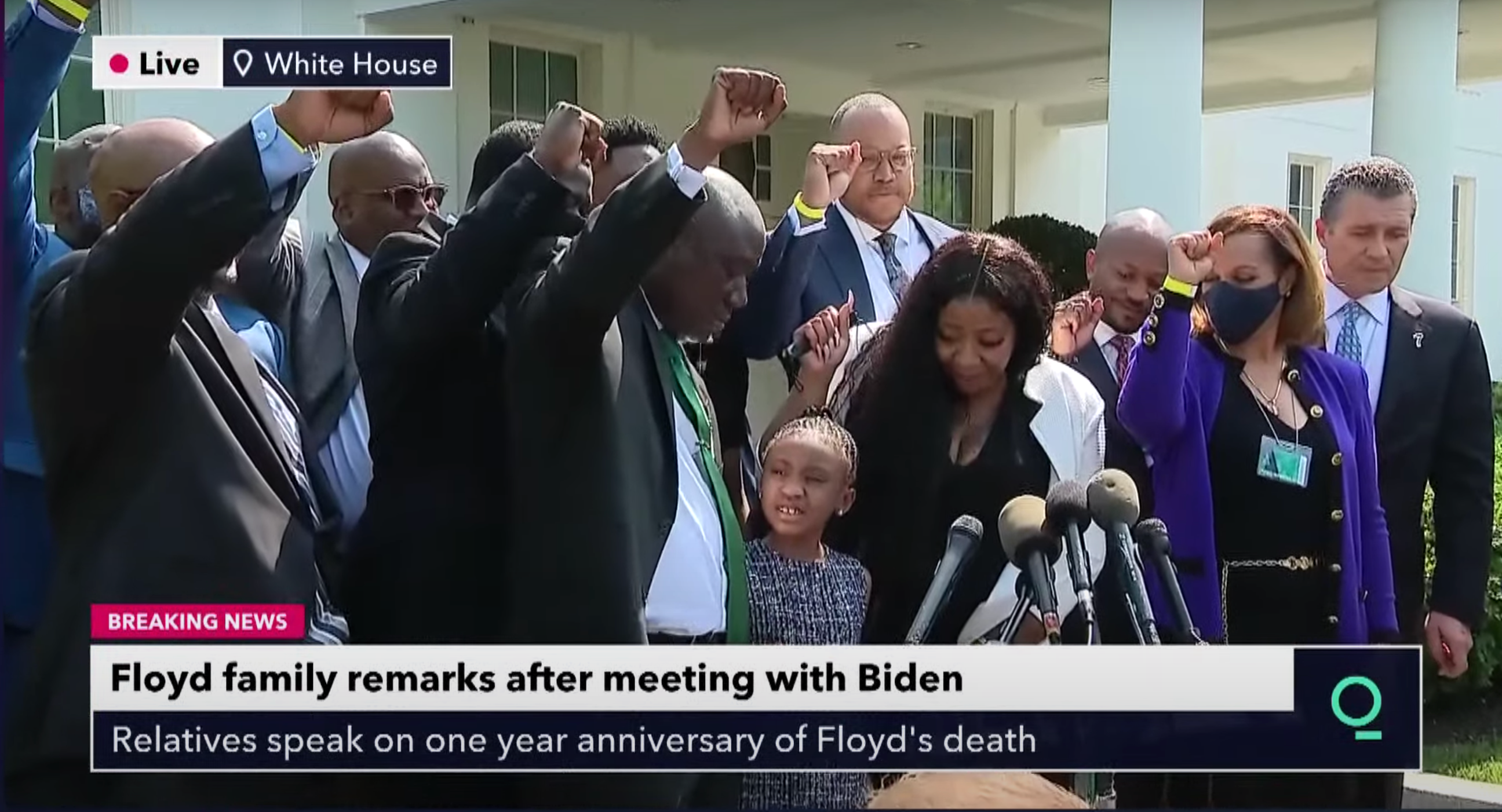 La hija de 7 años de George Floyd encabeza canto de “di su nombre” frente a la Casa Blanca después de que la familia se reuniera con Biden
