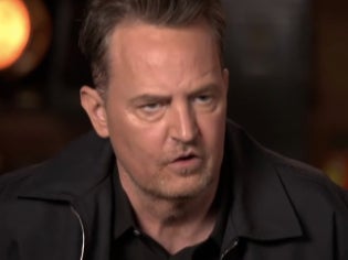 La forma “enredada” de hablar de Matthew Perry en reunión de Friends fue “debido a una cirugía dental”