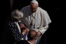 Papa besa tatuaje en el brazo de sobreviviente de Auschwitz