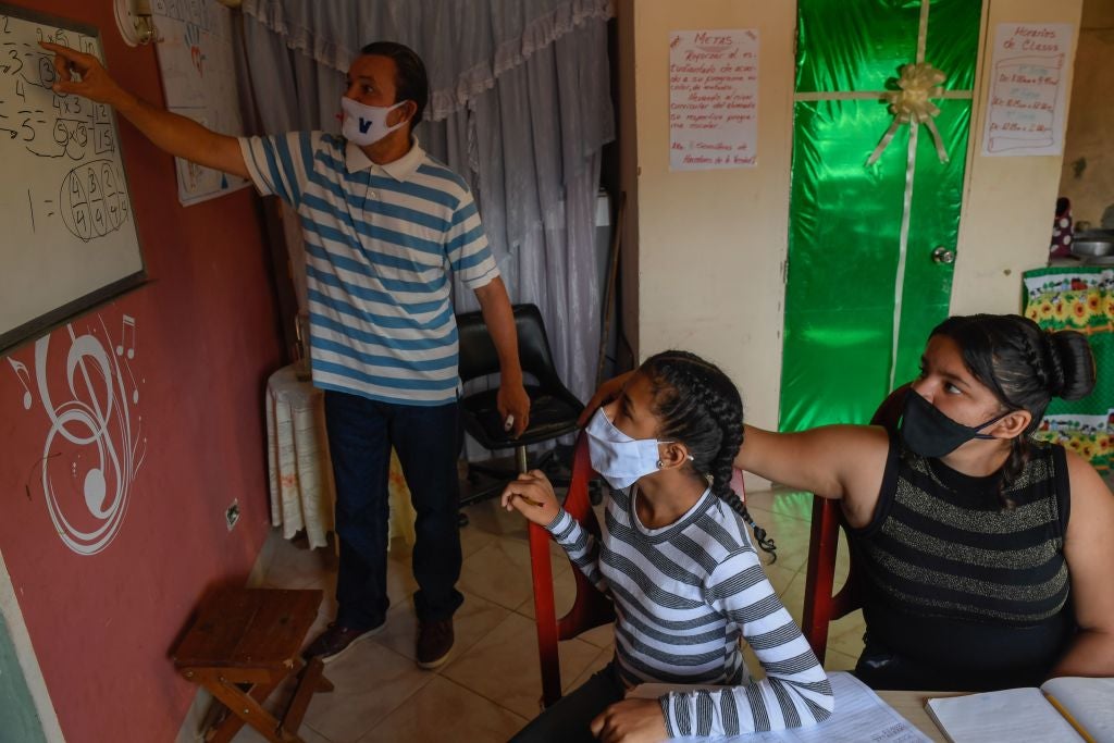 Venezuela analiza reanudar clases presenciales en octubre