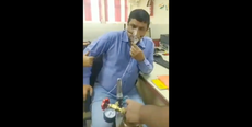 India: empleado de banco va a trabajar conectado a su tanque de oxígeno al negársele la baja laboral por covid