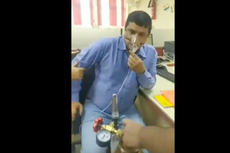 India: empleado de banco va a trabajar conectado a su tanque de oxígeno al negársele la baja laboral por covid