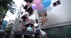 YouTuber arrestado por atar perro a globos de hidrógeno y hacerlo flotar por Delhi