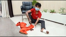 Un hombre acusa a la policía de India por clavarle la mano y la pierna por no usar cubrebocas