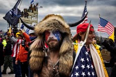 ‘QAnon Shaman’ se declara culpable por participar en los disturbios del Capitolio
