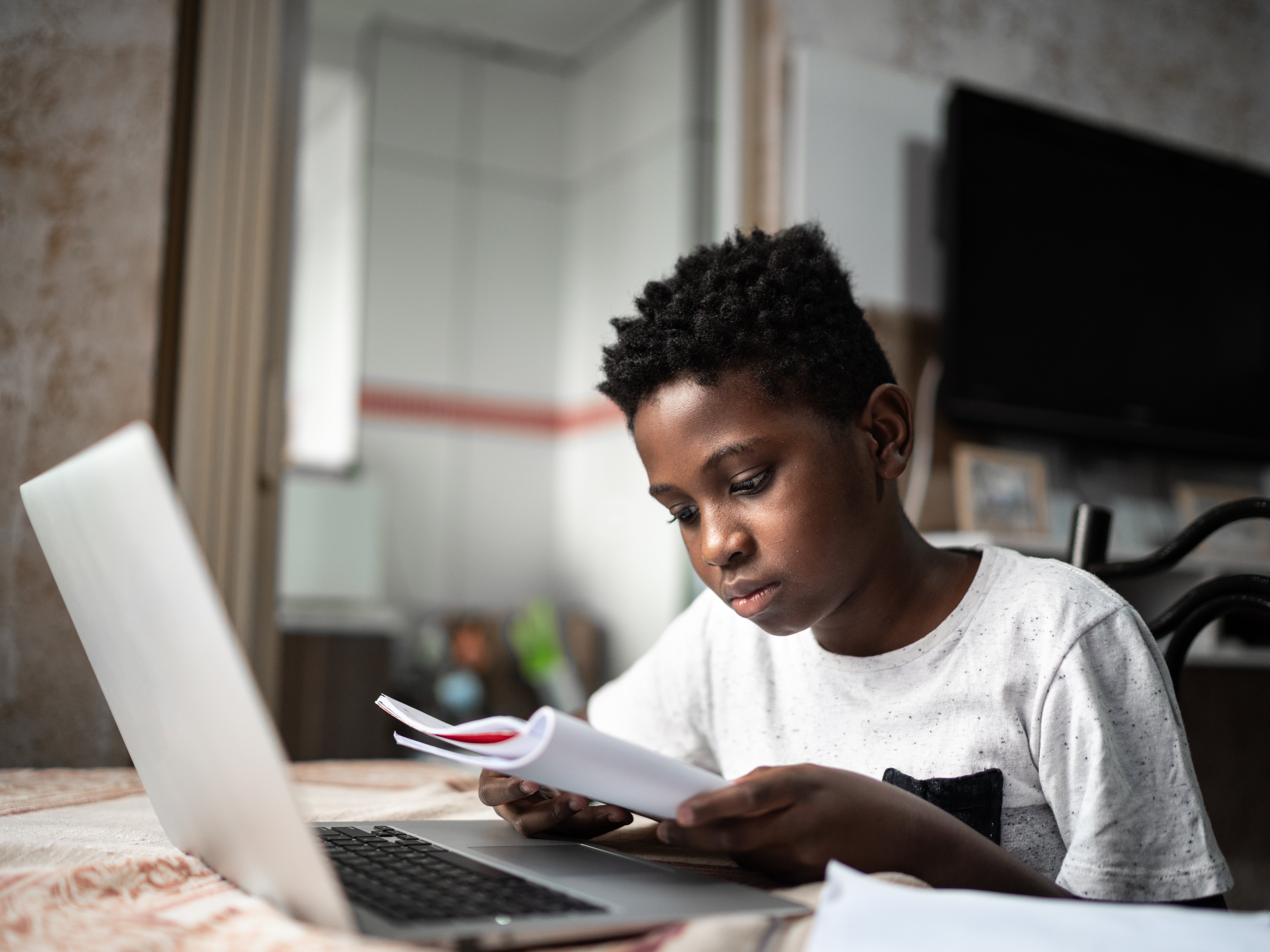 Niños vacunados pueden evitar el uso de cubrebocas en los campamentos de verano de EE.UU., afirman los CDC