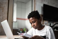 Niños vacunados pueden evitar el uso de cubrebocas en los campamentos de verano de EE.UU., afirman los CDC