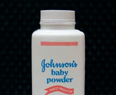 Johnson & Johnson debe pagar $2,1 mil millones a mujeres que afirman que el talco para bebés causa cáncer, dictamina la corte