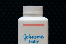 Johnson & Johnson debe pagar $2,1 mil millones a mujeres que afirman que el talco para bebés causa cáncer, dictamina la corte