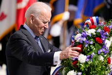 Biden conmemora en Arlington el Día de los Caídos en Guerras