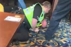 La pelea del día festivo entre la policía y los apostadores en Scunthorpe Wetherspoons se vuelve viral
