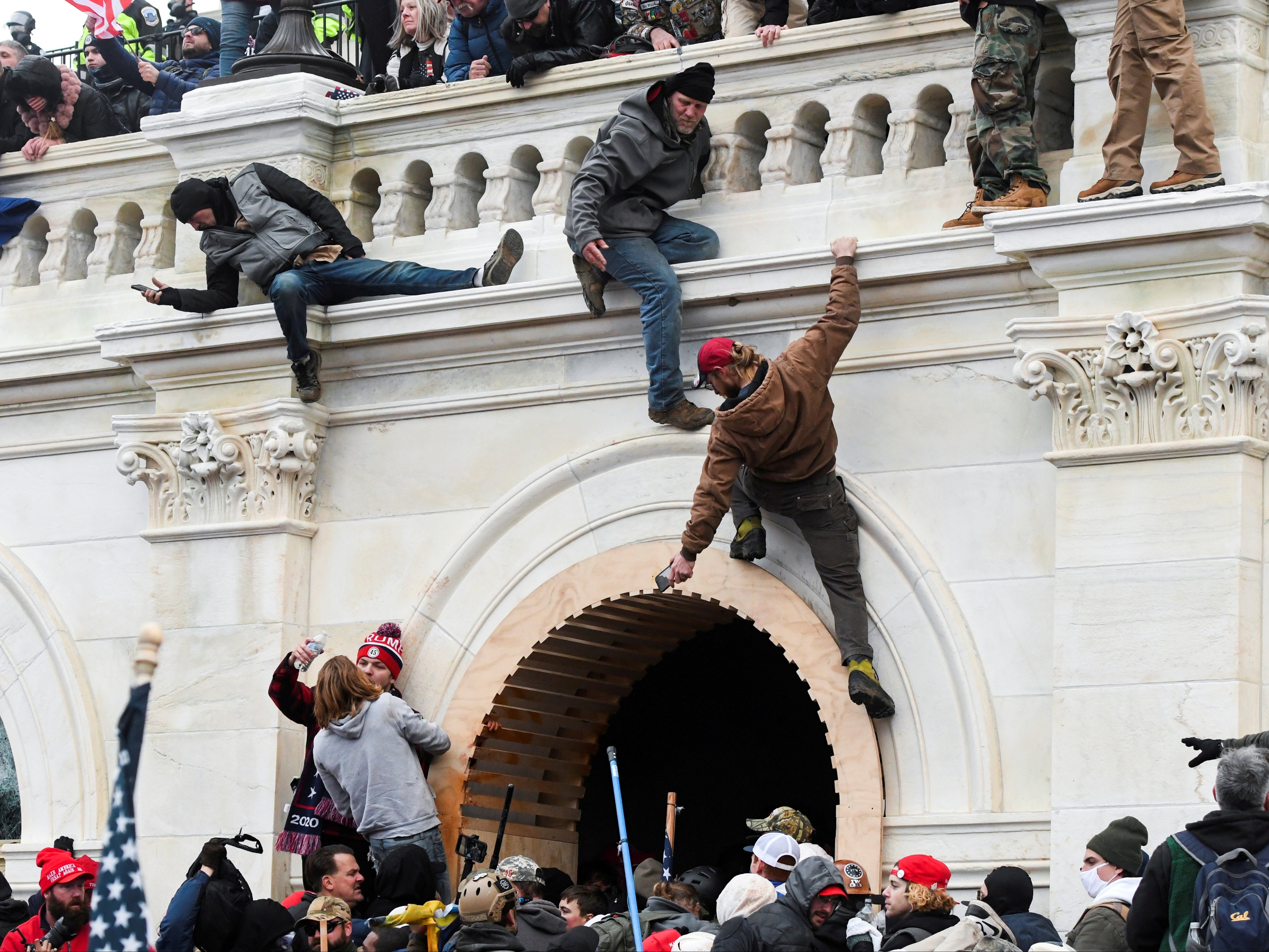 Biden no nombrará comisión para investigar disturbios en el Capitolio, pero Pelosi podría intervenir