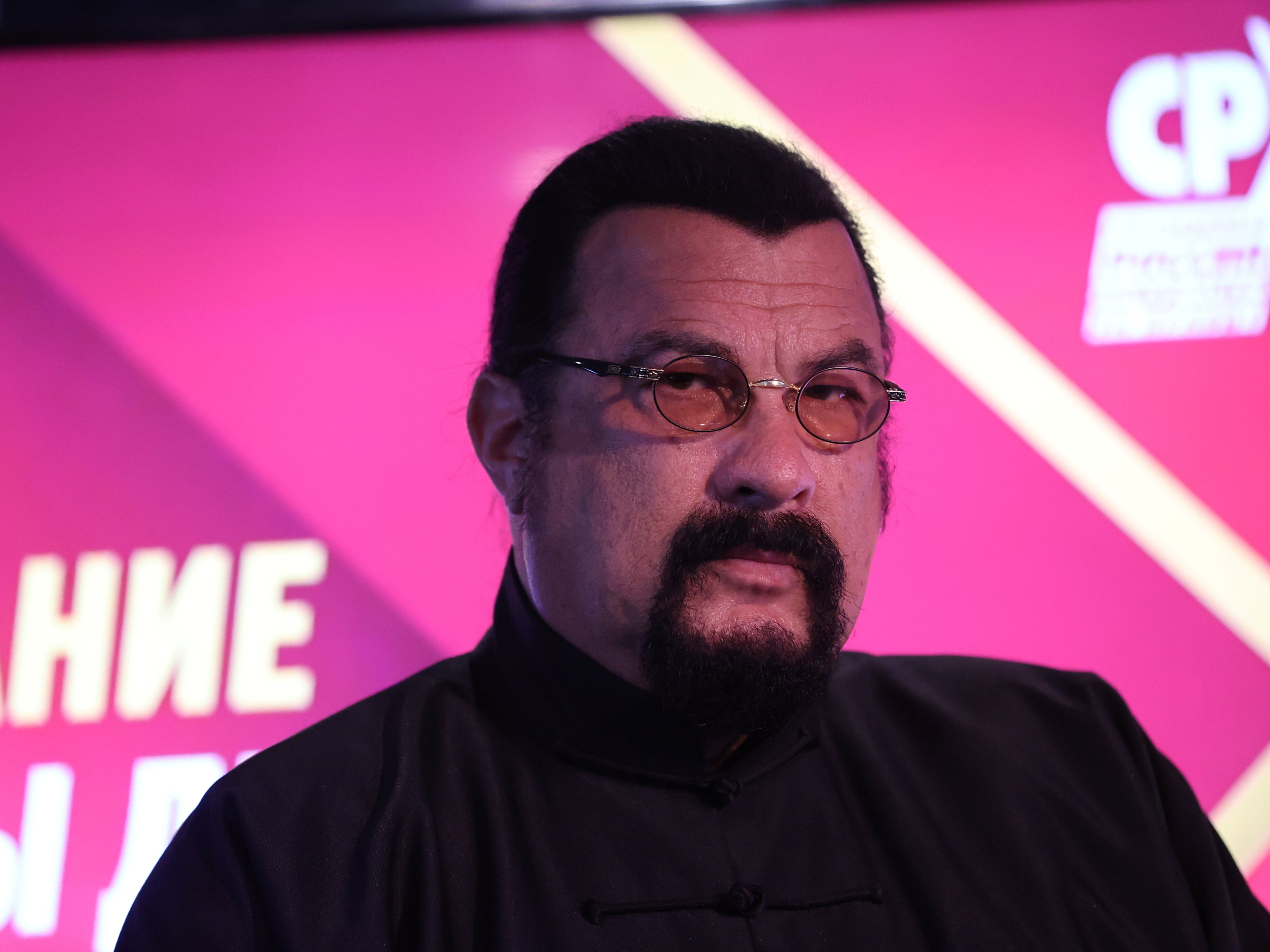 La ex estrella de acción Steven Seagal se une al partido político ruso pro-Putin