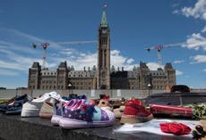 Trudeau: Cadáveres de 215 niños indígenas no es caso aislado