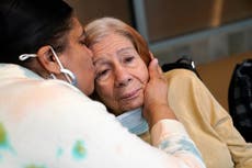 Pese a vacunas, hogares de ancianos sufren brotes de COVID