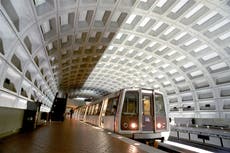Agente del FBI acusado de intento de asesinato por tiroteo en el metro