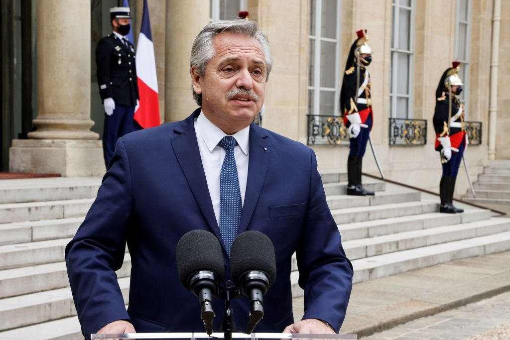 Argentina: Alberto Fernández critica decisión de regresar a las aulas 