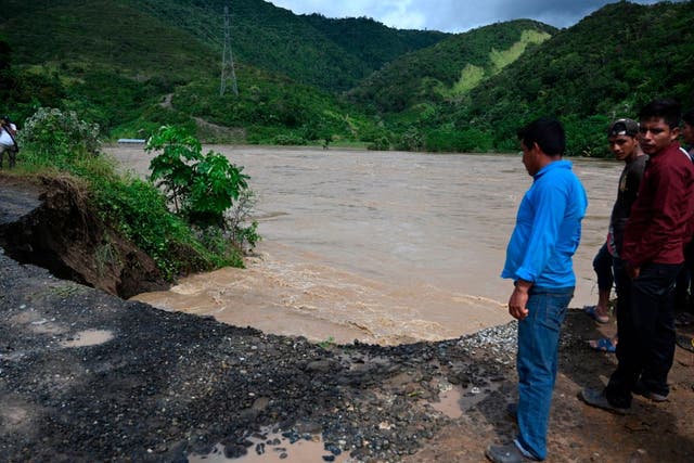 <p>Las fuertes lluvias afectaron caminos y un puente en el país</p>