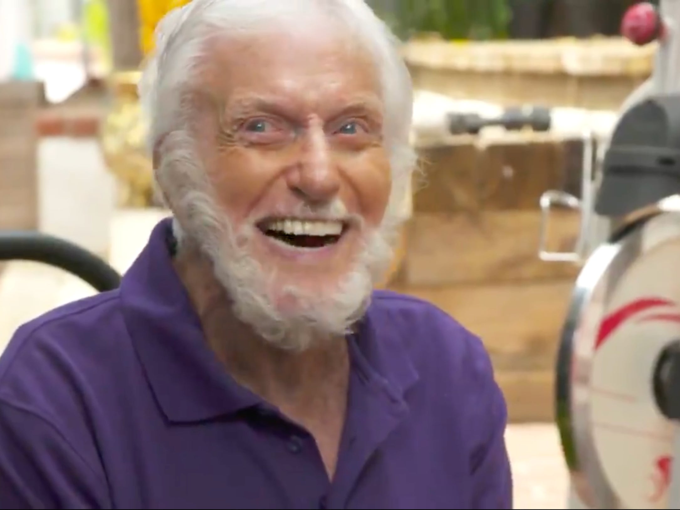 Dick Van Dyke se mantiene en forma a los 95 años y comparte su rutina de ejercicios