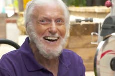 Dick Van Dyke se mantiene en forma a los 95 años y comparte su rutina de ejercicios