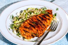 Una cena de verano fácil y rápida que puedes preparar en la barbacoa